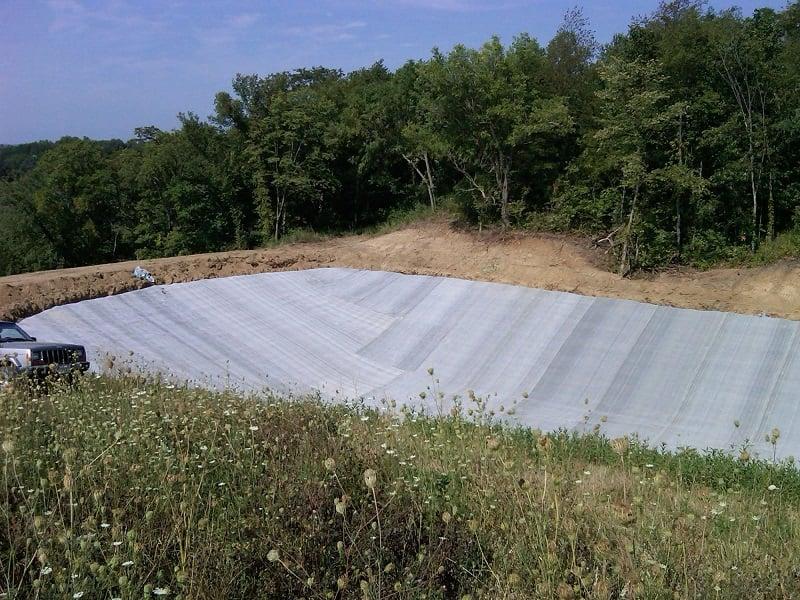 Vải địa kỹ thuật APT 9 đóng vai trò quan trọng trong việc gia cố nền móng các công trình xây dựng lớn